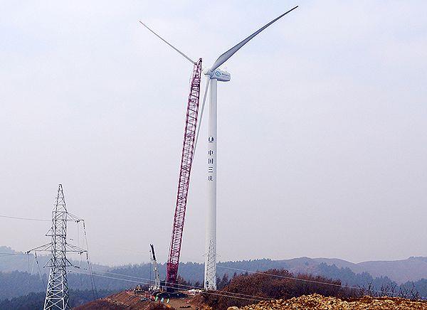 辽宁开原威远风电场完成首台风机吊装