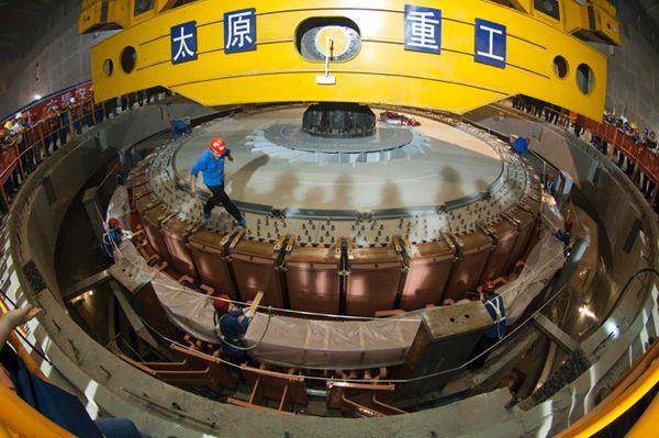 溪洛渡水电站左岸地下电站首台机组转子吊装
