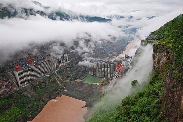 云雾缭绕溪洛渡